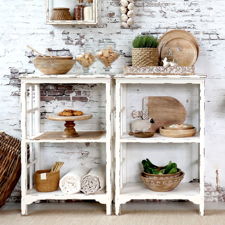 Biely príručný stolík