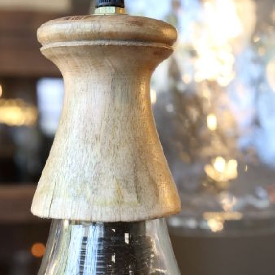 Sklenená lampa s drevom