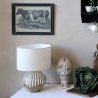 Stolová lampa so vzorom a ľanovým tienidlom