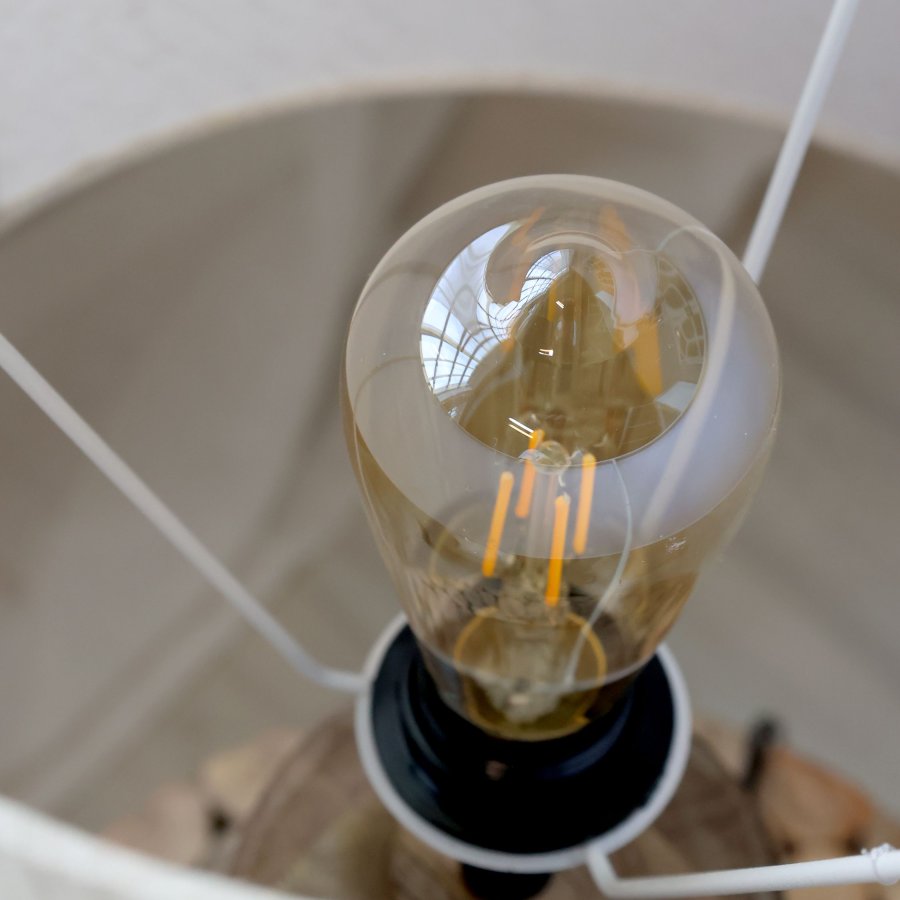 Stolová lampa s drevenou nohou