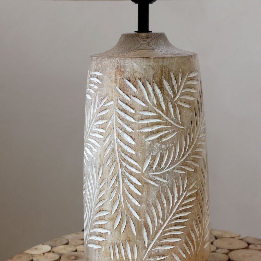 Stolová lampa s drevenou nohou