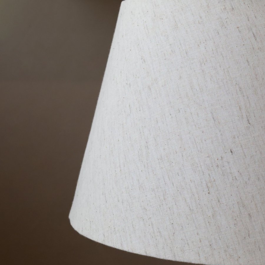 Stolová lampa s drevenou nohou