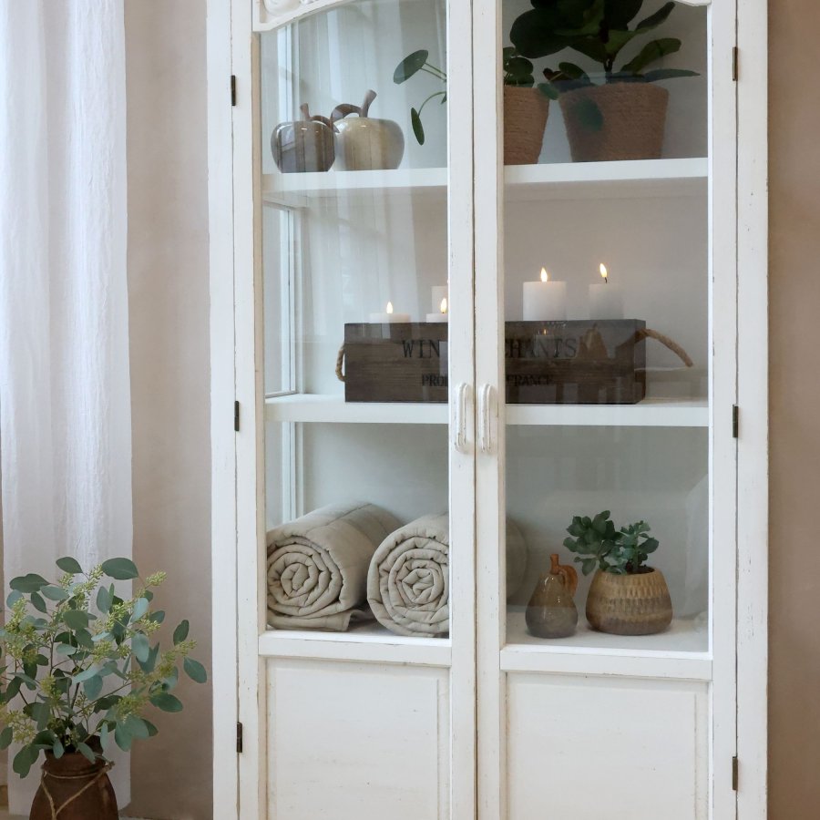 Vysoká presklená vitrína v starožitnom krémovom dizajne (v170 cm)