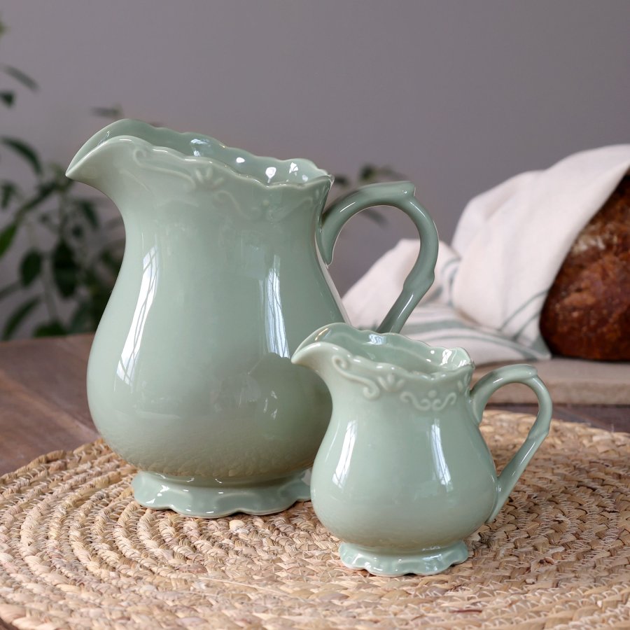 Provence Jug – Porcelánový džbán v šalviovo-zelenej farbe (1,1 l)