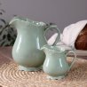 Provence Jug – Porcelánový džbán v šalviovo-zelenej farbe (1,1 l)