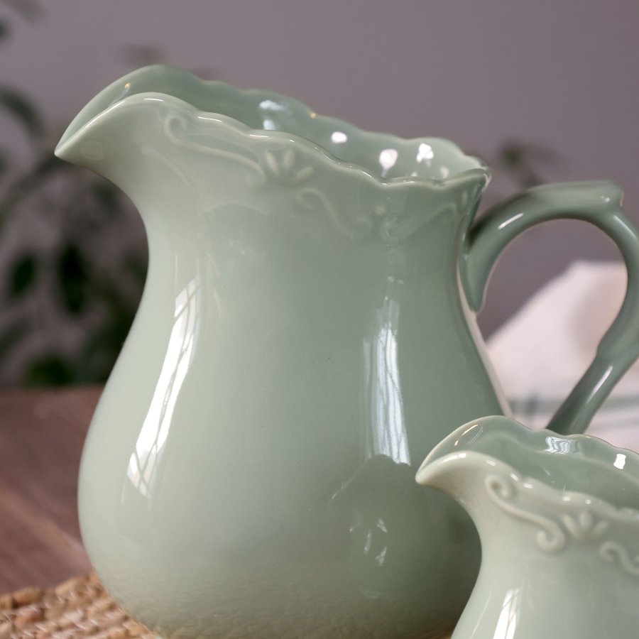 Provence Jug – Porcelánový džbán v šalviovo-zelenej farbe (1,1 l)