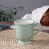 Provence Mug – Porcelánový hrnček v šalviovo-zelenej farbe