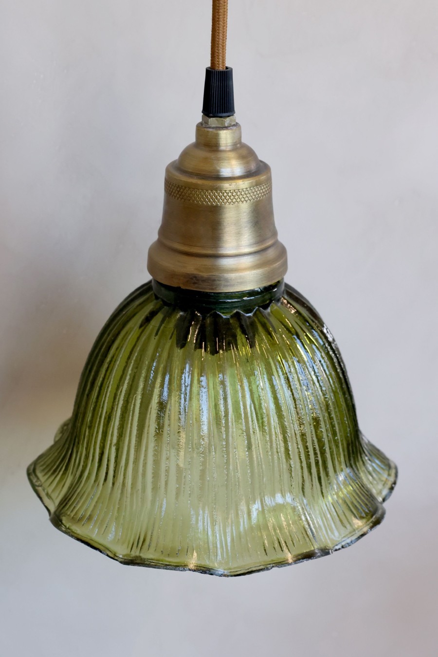 Olivová závesná lampa s mosadzným detailom