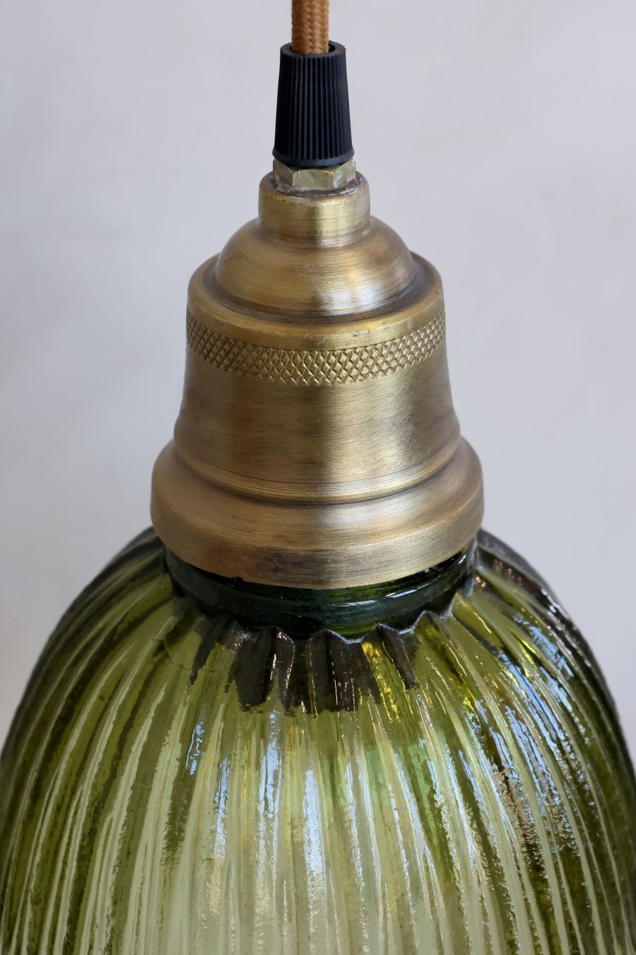 Olivová závesná lampa s mosadzným detailom