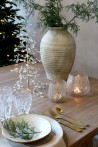 Vianočný sklenený svietniks dekoráciou zo sušených vetvičiek