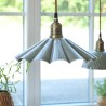 LUNEL – smaltovaná kovová závesná lampa v opálovej farbe