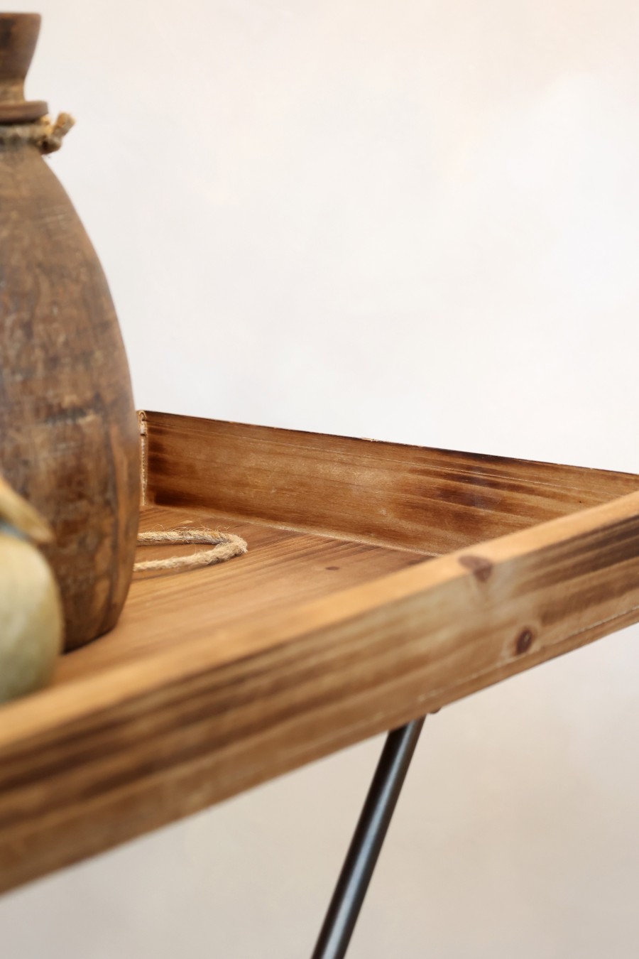 Skladací stolík s podnosom z recyklovaného dreva 70 cm