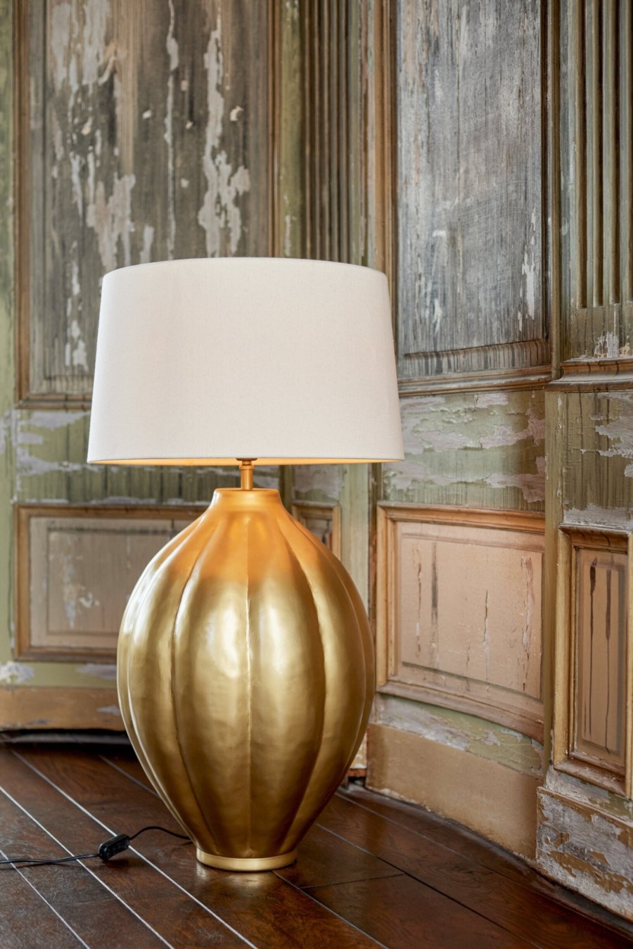 Zlatá stolová lampa z ryhovaného hliníka