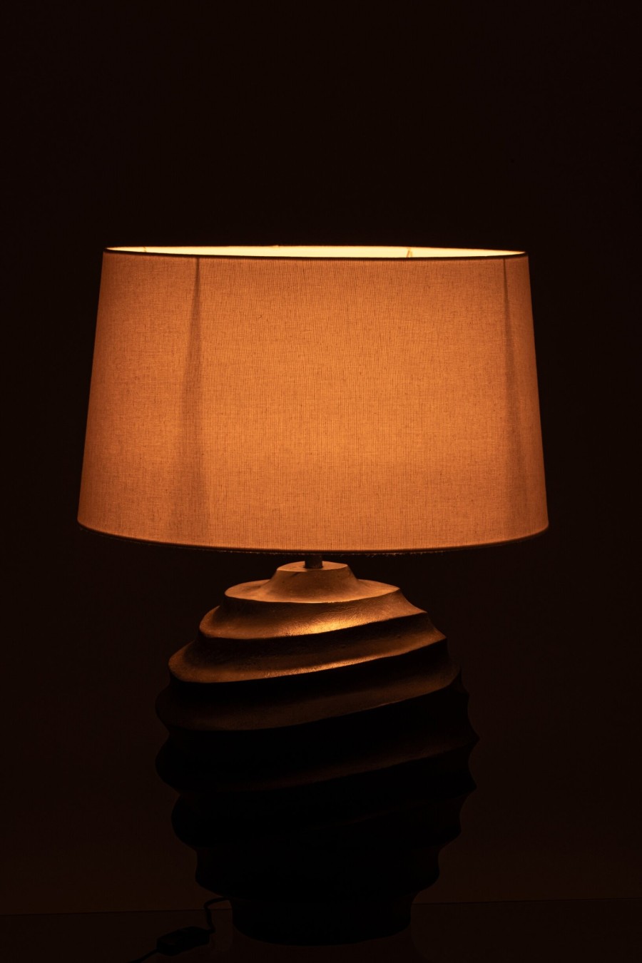 Hnedá stolová lampa z hliníka