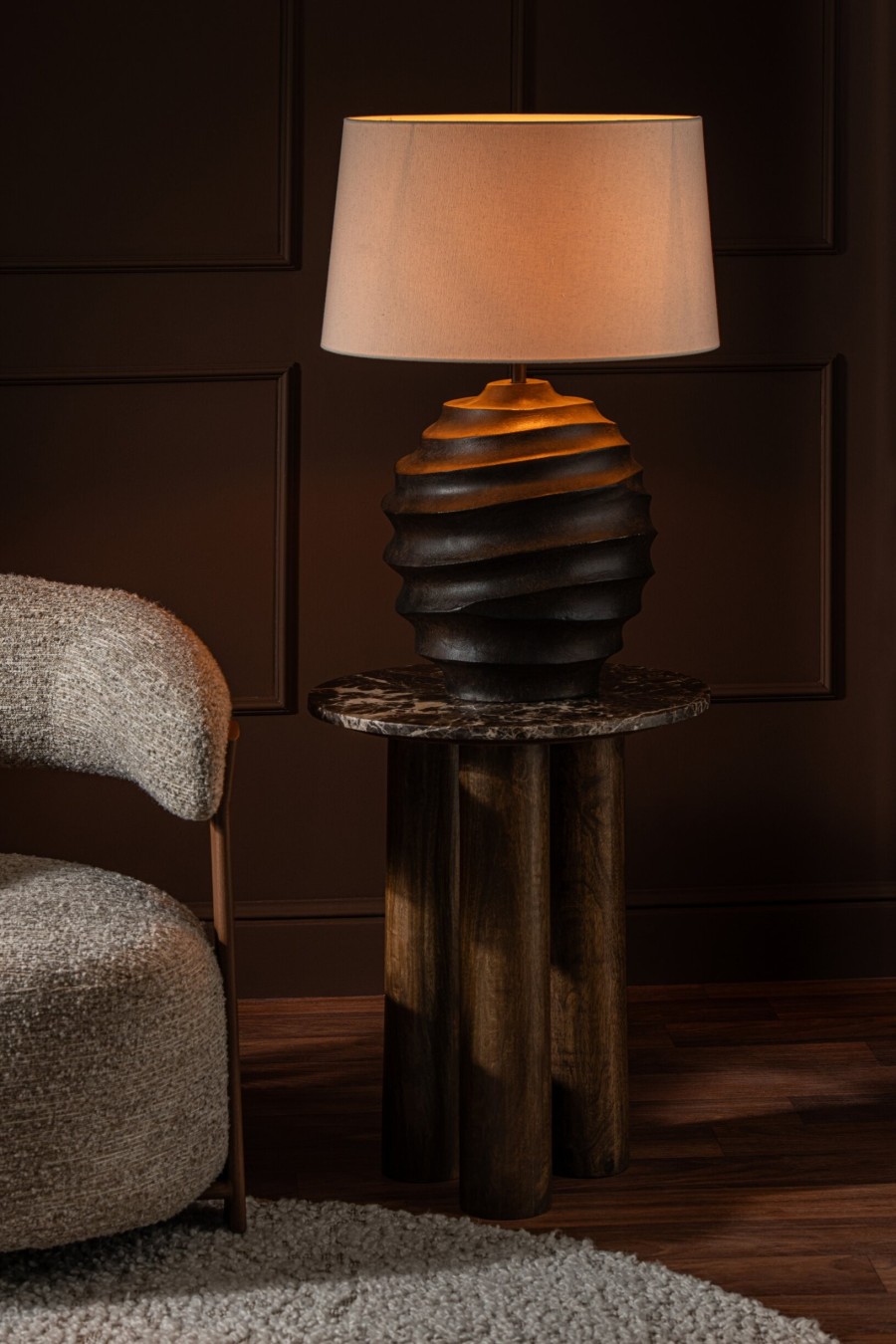 Hnedá stolová lampa z hliníka