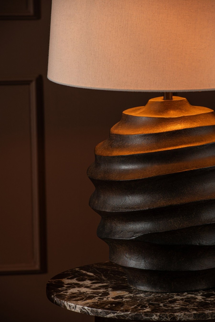 Hnedá stolová lampa z hliníka