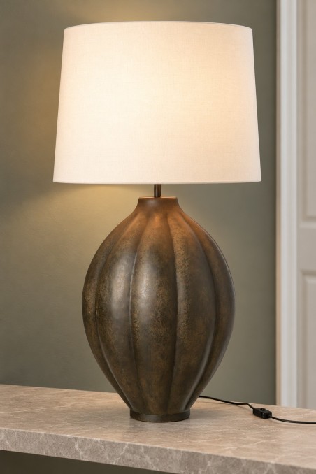 Hnedá stolová lampa z rebrovaného hliníka